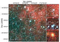 התמונה משמאל שצולמה בתת-אדום מראה את שדה הראיה של טלסקופ הרדיו פארקס כאשר האיזור שבו התרחש האירוע מסומן באדום. מימין, סדרה עוקבת של תקריבים של האיזור. בפינה הימנית התחתונה התמונה באור הנראה של הגלקסיה שבה התרחשה ההתפרצות, כפי שצולמה מטלסקופ סובארו בהוואי, כאשר האיזורים האליפטיים מראים את מיקום האותות שדעכו במשך שישה ימים שנראה באמצעות ATCA Credit: © D. Kaplan (UWM), E. F. Keane (SKAO)