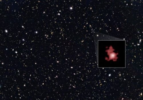 התמונה מראה את הגלקסיה המרוחקת ביותר שהתגלתה עד פה באמצעות מערכת סקר החלל העמוק של טלסקופ החלל האבל. שדה הראיה של הסקר כולל עשרות אלפי גלקסיות לאורך כל הזמנים. הגלקסיה המרוחקת GN-z11 נראית לעינינו כפי שהיתה 400 מיליון שנה לאחר המפץ הגדול, 3% מגילו הנוכחי. Credit: NASA, ESA, and P. Oesch (Yale University)