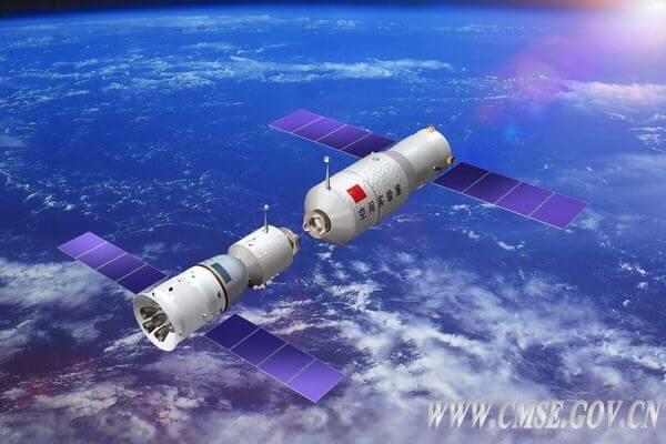 הדמייה של תחנת החלל הקודמת, טיאנגונג 1 (הרכב הימני), שתהייה דומה מאד לתחנת החלל החדשה, עוגנת עם חללית שנג'ואו (הרכב השמאלי), שנושאת את הטייקונאוטים. מקור: China Manned Space Engineering Office.