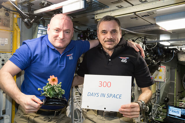 המקום היחיד שאולי אפשר עדיין למצוא בו אמריקאי ורוסי מתחבקים, במשימה רשמית, היא תחנת החלל הבינלאומית. האסטרונאוט סקוט קלי (שמאל) והקוסמונאוט מיכאיל קורניינקו. מקור: נאס"א.