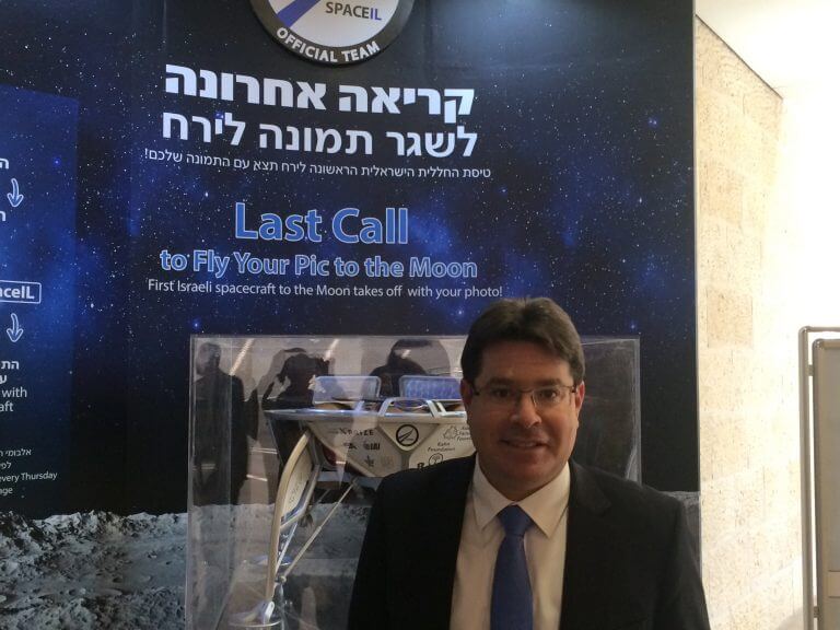 שר המדע אופיר אקוניס ליד מיצג SpaceIL בתערוכת השגי המדע של ישראל בנמל התעופה בן גוריון. צילום: אבי בליזובסקי