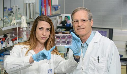 פרופ' מנחם רובינשטיין ותלמידת המחקר אפרת דבש. צילום: מכון ויצמן
