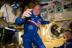 האסטרונאוט סקוט קלי בעבודתו השוטפת בתחנת החלל הבינלאומית. צילום: נאס"א
