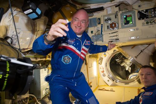 رائد الفضاء سكوت كيلي في عمله اليومي في محطة الفضاء الدولية. الصورة: ناسا