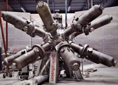 אב-טיפוס של מערכת דחיסה לכור של חברת General Fusion. המתקן הסופי ישתמש ב-200 בוכנות בכדי לדחוס פלזמה בתוך הכדור שבמרכזו. (באדיבות General Fusion)
