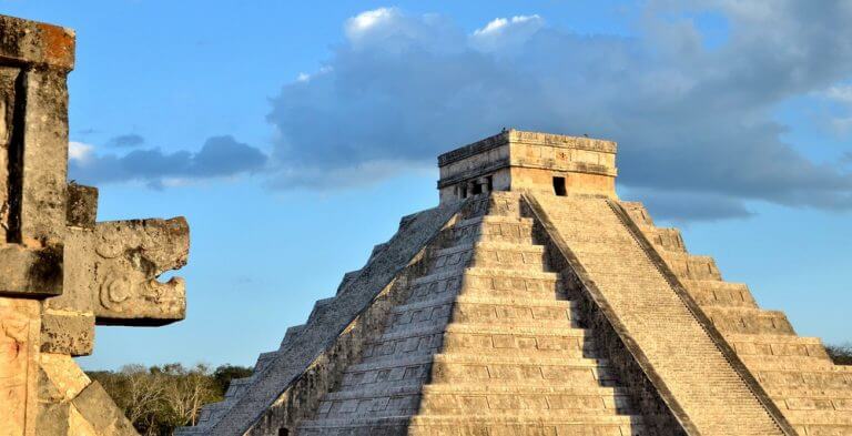 "Snake of light" on the day of the equinox at the Chichen Itza pyramid in Mexico. Photo: shutterstock