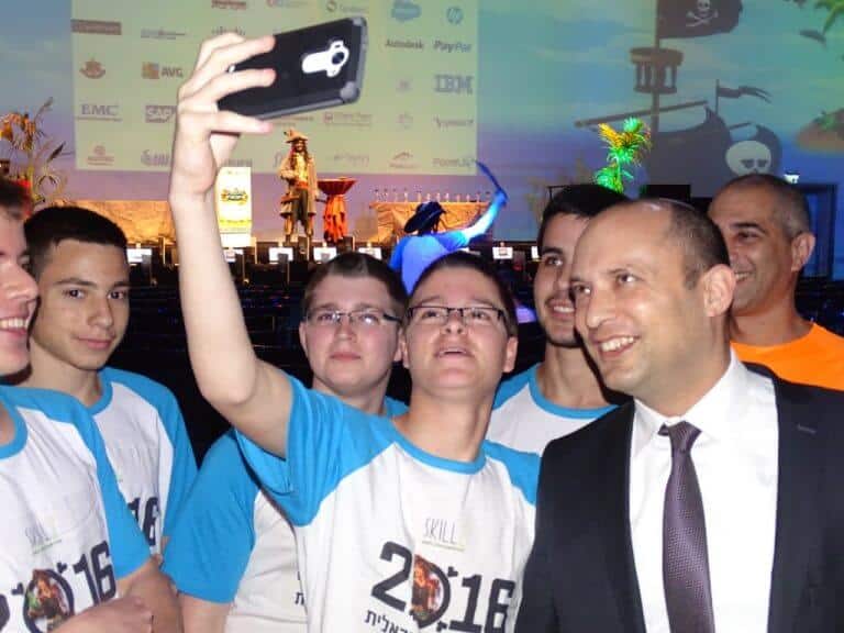 Minister of Education Naftali Bennett and students of Ostrovsky High School in Ra'anana at the Cyber ​​Championship 2016 final event. Photo: L.A.M.