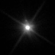 הצילום שבו נתגלה הירח הקטן סביב מאקה-מאקה, שקיבל את הכינויMK 2 . הירח הוא הנקודה החיוורת מעל מאקה-מאקה. מקור: נאס"א.