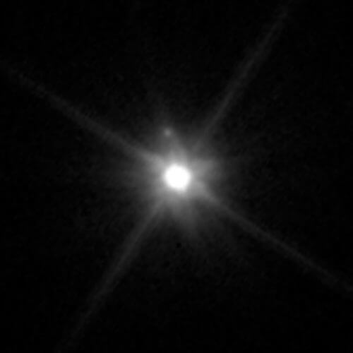 הצילום שבו נתגלה הירח הקטן סביב מאקה-מאקה, שקיבל את הכינויMK 2 . הירח הוא הנקודה החיוורת מעל מאקה-מאקה. מקור: נאס"א.