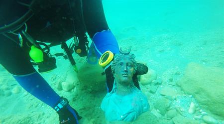أحد التماثيل البرونزية التي تم اكتشافها أثناء الغوص في ميناء قيسارية، أيار 2016. تصوير: سلطة الآثار الإسرائيلية