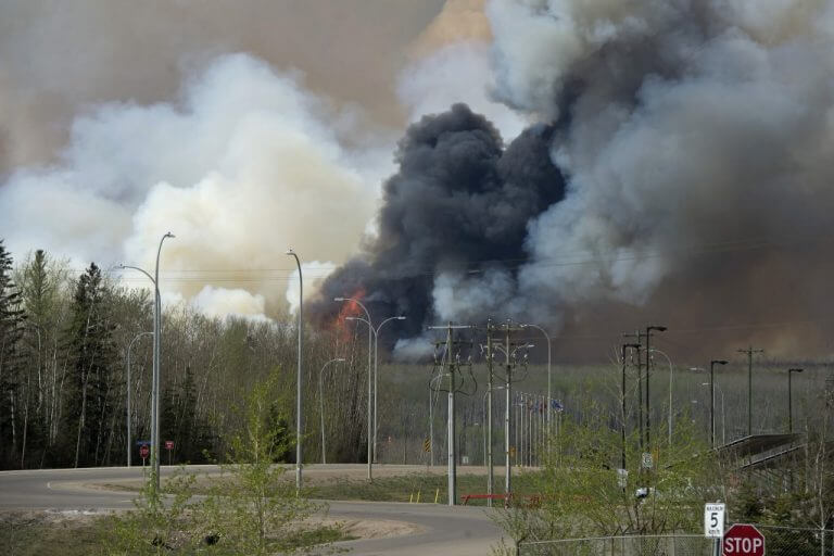 كان الحريق متوقعًا تقريبًا لأنه لم يتم الإعلان عن خطر حريق شديد في كندا إلا مؤخرًا. الصورة: رئيس وزراء ألبرتا
