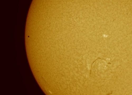 כוכב חמה חולף על פני השמש. צילום: Brendan Martin @HASungazer