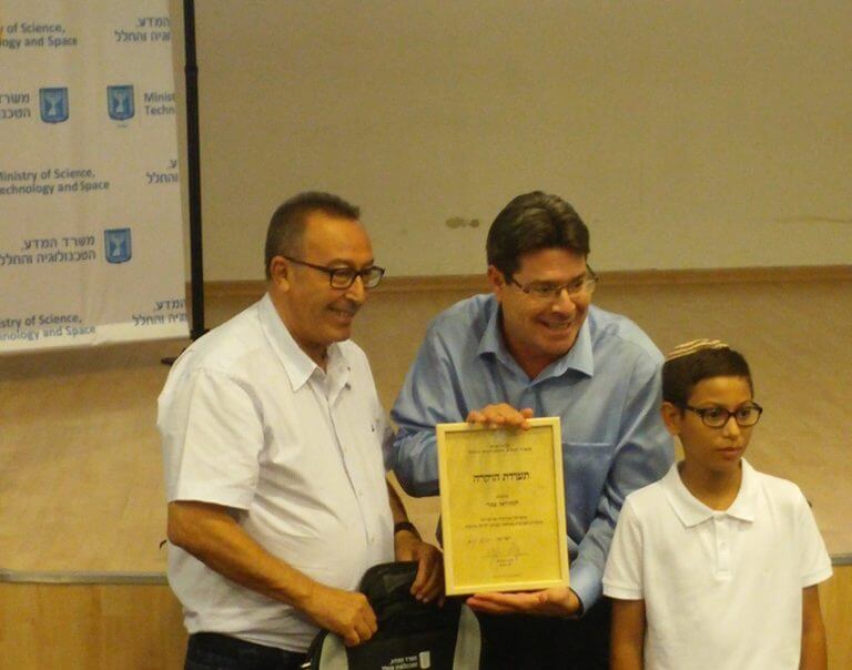 Science Minister Ofir Akunis and Netivot Mayor Yehiel Zohar award the prize to the winning team in the Scratch competition