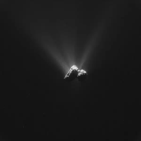 השביט של רוזטה באוגוסט 2015, כאשר הוא היה קרוב ביותר לשמש, המועד שבו רוב הגליצין זוהה. צילום: סוכנות החלל האירופית