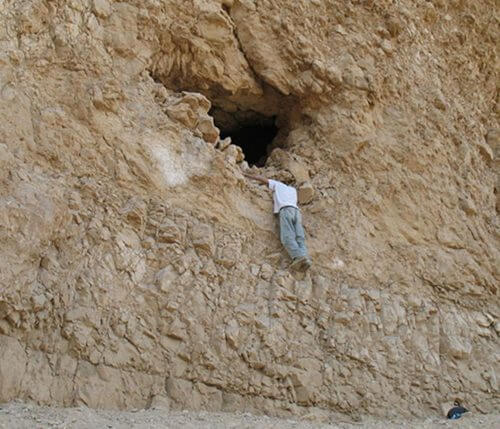 הכניסה למערה בה נמצאו גרגרי שעורה עתיקים שעברו ריצוף גנומי ומהם התברר שהשעורה בויתה בארץ ישראל. צילום: פרופ' אהוד וייס