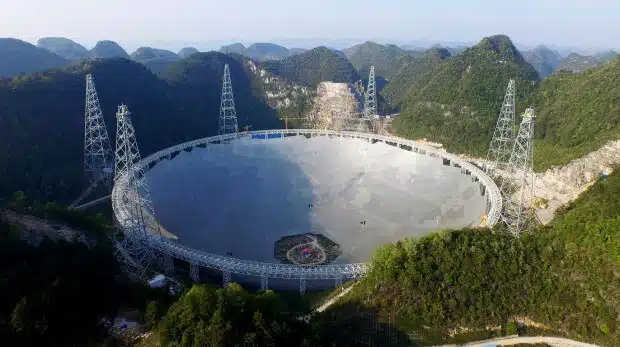 "טלסקופ הרדיו הגדול בעולם" בעיר פינגטאנג שבמחוז גויז'ו שבסין. צילום: Commonwealth Scientific and Industrial Research Organisation (CSIRO), הארגון האוסטרלי שבנה את רכיבי הטלסקופ