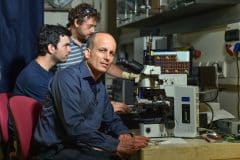 פרופ' יובל יעיש וקבוצת המחקר שלו. צילום: ניצן זוהר, דוברות הטכניון.