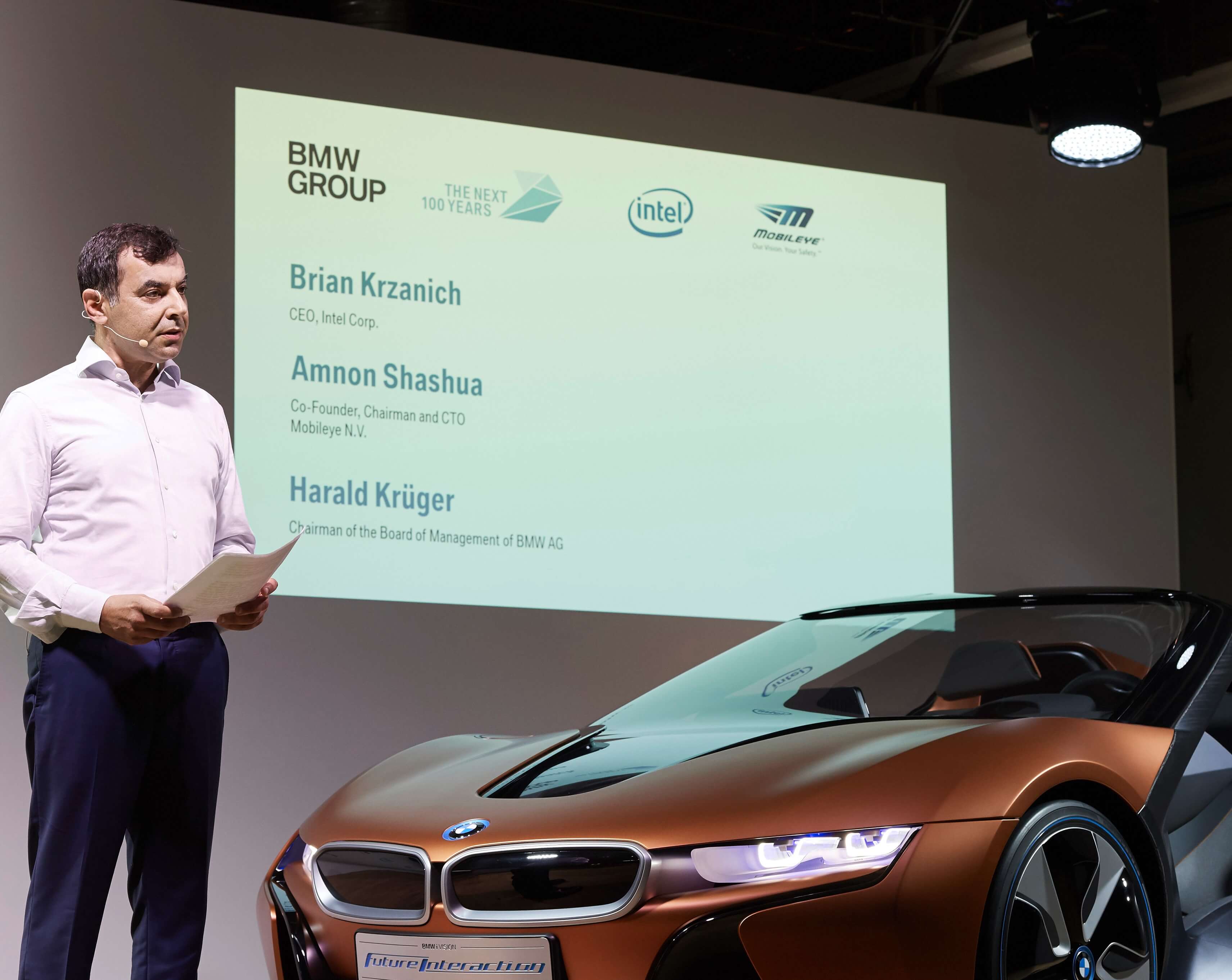 Prof. Amnon Shashua presents the autonomous vehicle platform at a joint press conference with Intel and BMW PR photo