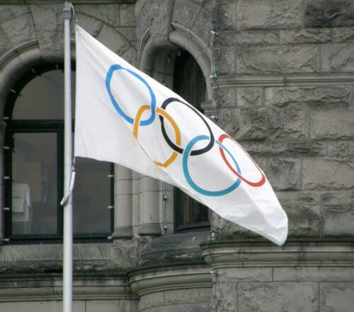العلم الأولمبي خلال دورة الألعاب الشتوية في فانكوفر، 2010. من ويكيبيديا