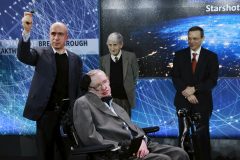 הפיזיקאי סטיבן הוקינג, ומאחוריו המשקיע יורי מילנר (משמאל), פרימן דייסון ואבי לייב בהכרזה על פרויקט STARSHOT בניו יורק באפריל 2016. צילום יח"צ