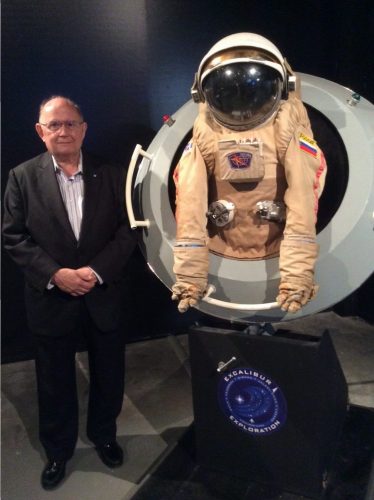 ארט דולה, יו"ר קרן היינלין ליד חליפת החלל שהשאיל מאוספו הפרטי למוזיאון מדעטק בחיפה. צילום באדיבותו