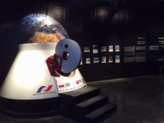 החללית אקסקליבר-אלמז שטסה פעמיים לחלל בתצוגה במוזיאון המדע בחיפה, יולי 2016. צילום: ארט דולה