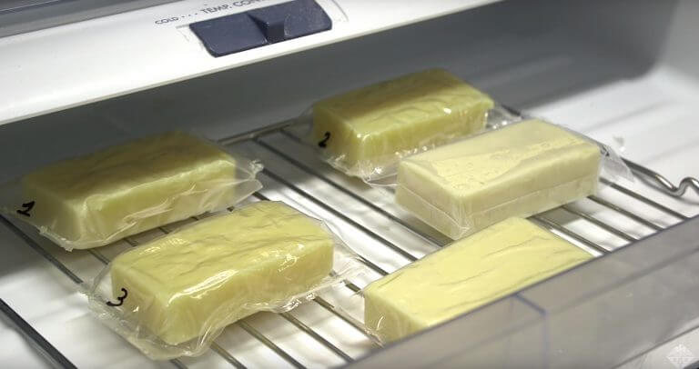החוקרים בודקים את הציפוי שלהם המבוסס על חלבון חלב בתור אריזות, למשל, לפרוסות גבינה. צילום: משרד החקלאות האמריקני - צילום מסך מתוך סרטון