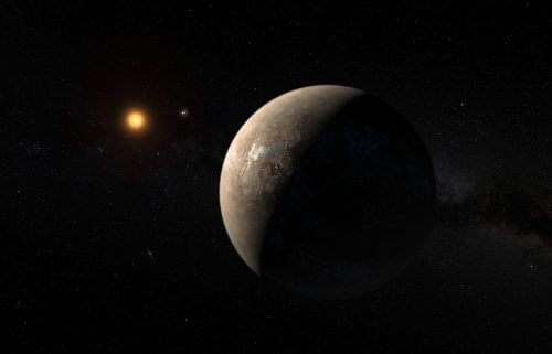 תיאור אמן של פרוקסימה b כוכב הלכת המקיף את הננס האדום פרוקסימה קנטאורי. הכוכב הכפול אלפא קנאטאורי A ו-B מופיע בתמונה בין כוכב הלכת לשמש שלו. איור: ESO / M. Kornmesser