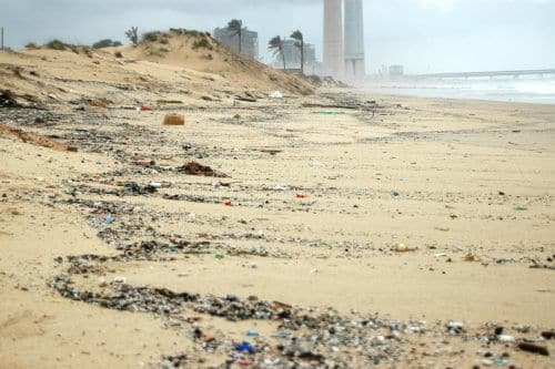 يعد تلوث البحر بالنفايات البلاستيكية الصغيرة مشكلة محلية وعالمية. الصورة: اربيل ليفي