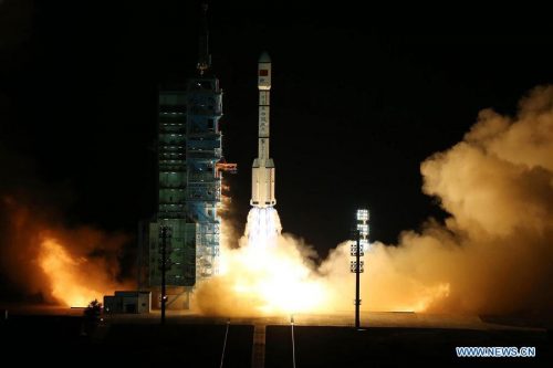 שיגור תחנת החלל טיאנגונג 2 מנמל החלל ג'יוקואן במדבר גובי בצפון-מערב סין על גבי משגר לונג מארץ' 2F. מקור: סוכנות הידיעות הרשמית של סין שינחואה.