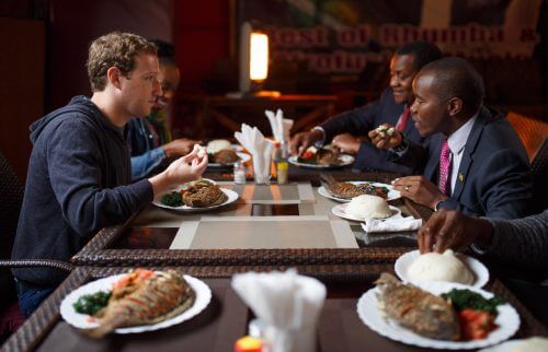 מנכ"ל פייסבוק מארק צוקרברג במסעדה בניירובי, קניה ב-1 בספטמבר 2017, מעט לפני הפיצוץ שהחריב את הלוויין עמוס 6, שיועד בין היתר לספק שירות אינטנרט חינם למיליוני בני אדם במדינות המתפתחות. מתוך דף הפייסבוק של צוקרברג.