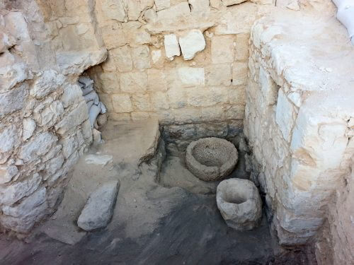 الجزء الداخلي من الإسطبل. من المحتمل أن الأحواض الحجرية المستديرة كانت تستخدم لتخزين الطعام والماء للحيوانات