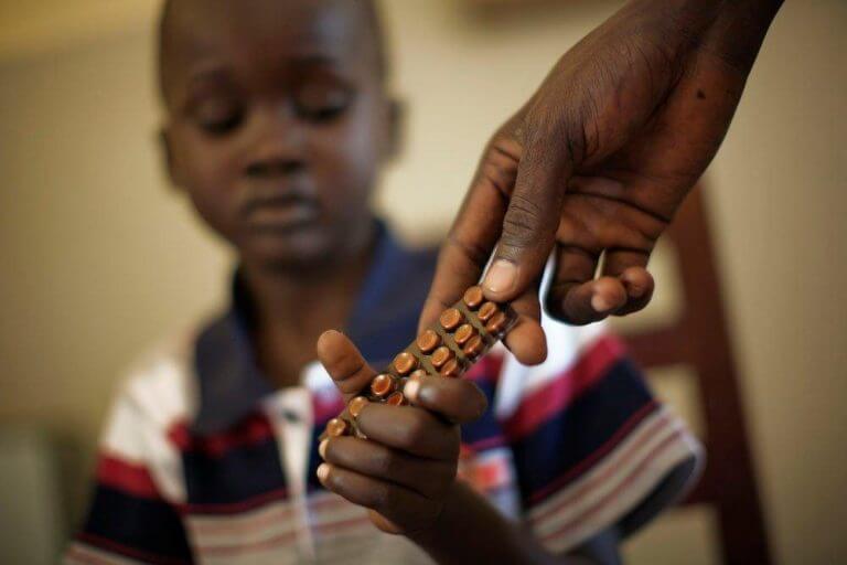 ילד מקבל תרופות נגד שחפת, דרום סודאן 2012. מקור: United Nations Development Programme Follow / flickr.