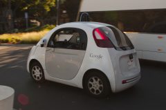 מכונית ללא נהג של גוגל נוסעת על הכביש בקליפורניה. מקור: ויקימדיה / Michael Shick.
