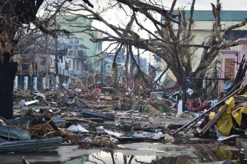 נזקי הטייפון ב-2013 בפיליפינים, בעיר טקלובן שנפגעה קשות מהסופה. מקור: Eoghan Rice - Trócaire / Caritas.