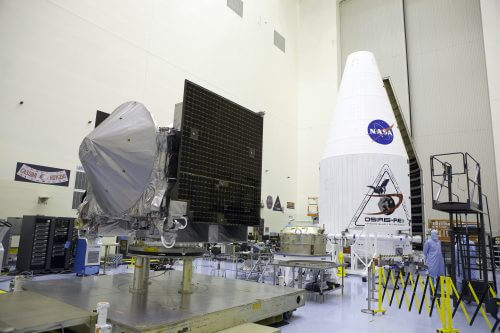 הגשושית אוסיריס-רקס במרכז החלל קנדי, במהלך ההכנות להרכבתה על גבי משגר אטלס 5, 19 באוגוסט 2016. מקור: נאס"א.