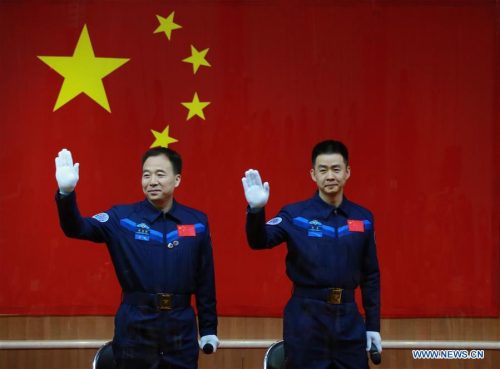 טייסי המשימה, ג'ינג האיפנג (שמאל) וצ'ן דונג במסיבת עיתונאים שנערכה ביום שבת להצגת המשימה. מקור: שינחואה.