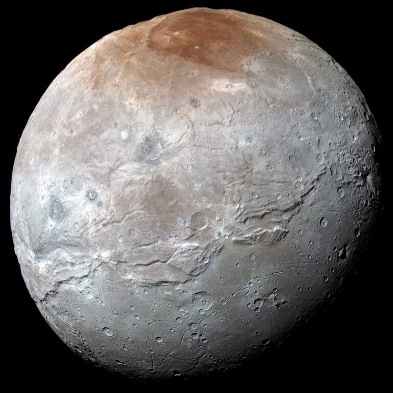 הירח כארון בצילום צבע מוגבר של הירח כארון, כפי שנראה על ידי הגשושית ניו הורייזונס ב-14 ביולי 2015 בזמן היעף בקרבת פלוטו. מקור: נאס"א.