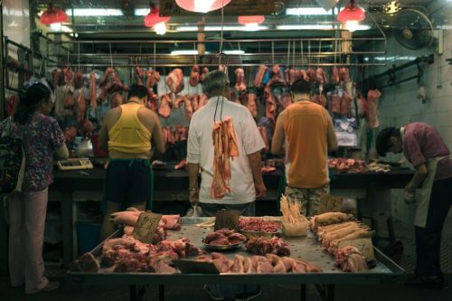 אטליז בשוק בסין. ב-30 השנים האחרונות עלתה צריכת הבשר במדינה לאדם מ-13 ל-63 קילוגרם בשנה.. תצלום: Natalie Ng