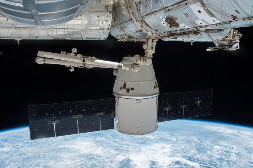 חללית המטען דרגון של חברת ספייס איקס עוגנת בתחנת החלל הבינלאומית, כחלק ממשימת CRS-8, ב-11 במאי 2016. חללית הדרגון היא החללית הפרטית הראשונה בהיסטוריה ששוגרה למסלול סביב כדור הארץ בחלל. מקור: נאס"א.