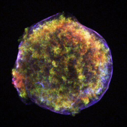 שאריות הסופרנובה 1572, שנצפתה לראשונה באותה שנה על ידי אסטרונומים רבים מהתקופה, ובהם טיכו ברהה. נמצאת של כ-7,500 שנות אור מאיתנו, בצילום של טלסקופ החלל צ'נדרה בקרני רנטגן. מקור: נאס"א.