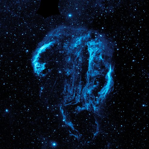 שאריות הסופרנובה Cygnus loop בקרינה אולטרה-סגולה. מקור: נאס"א.