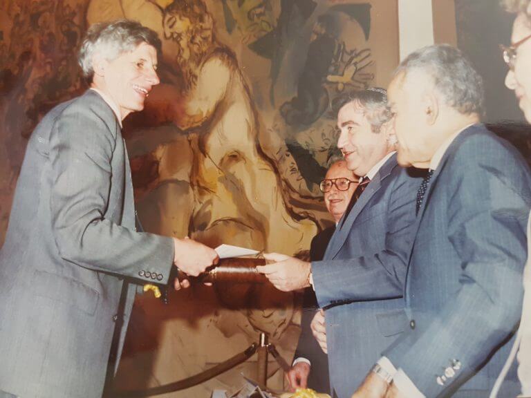 פרופ' דייויד תאלס מקבל את פרס וולף לפיזיקה לשנת 1990 מידי ראש הממשלה דאז יצחק שמיר ושר החינוך זבולון המר
