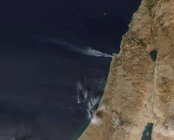 מראה השריפות בחיפה ובהרי ירושלים מהחלל, שובל העשן נמשך מעל ל-100 ק"מ אל הים התיכון. מקור: הלווין אקוואה/מודיס של NASA מאתר World View. תודה לאמיר ברנט על ההפניה לתמונה