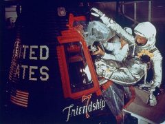 ג'ון גלן מטפס לתוך תא פרינדשיפ 7 לטיסתו בה היה האמריקני הראשון שהקיף את כדור הארץ. צילום: נאס"א
