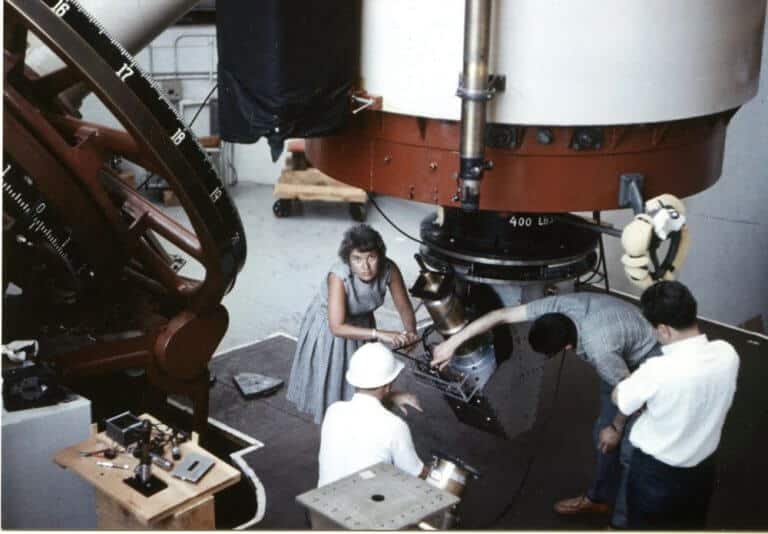 רובין יחד עם קנט פורד בוחנים את הציוד במצפה לוול בשנת 1965. מקור: Carnegie Institution, Department of Terrestrial Magnetism.
