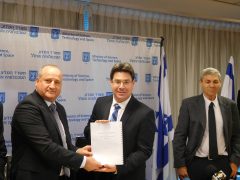 מנכ"ל משרד המדע פרץ וזאן (משמאל) מגיש לשר המדע אופיר אקוניס את מסקנות הוועדה שהוקמה בעקבות התפוצצות עמוס 6. ב-18 בדצמבר 2016. מימין: מנכ"ל סוכנות החלל הישראלית אבי בלסברגר. צילום: אבי בליזובסקי