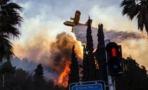 מטוס כיבוי יווני מטיל מים כחלק מסיוע כיבוי השריפה בדרך נחל הגיבורים, חיפה' 22/11/2016/ צילום: CC BY-SA 4.0 אבי בן זקן, מתוך ויקיפדיה