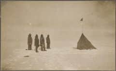 רואלד אמונדסן וצוותו צופים בדגל הנורבגי בקוטב הדרומי, 14 בדצמבר 1911. מתוך ויקיפדיה