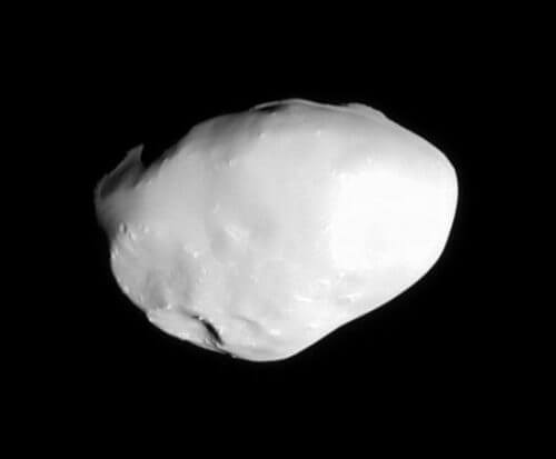تيلسو الشهرية في صورة قديمة لكاسيني. تم التصوير بتاريخ 11.10.2005 من مسافة عبور قدرها 14,500 كم المصدر: وكالة ناسا.